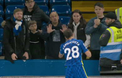 VIDEO: Thua đậm Arsenal, đội trưởng Chelsea cãi nhau tay đôi với CĐV Chelsea