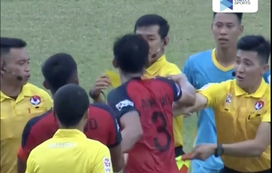 VIDEO: Cầu thủ Việt Nam thẳng tay đấm trọng tài trên sân bóng, nguy cơ mất sự nghiệp