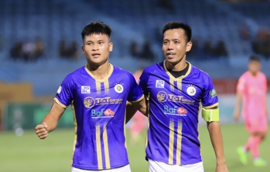 VIDEO: Dàn sao Hà Nội FC bị bủa vây giữa 'biển người' hâm mộ