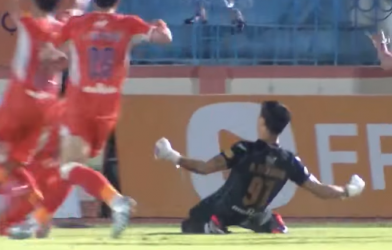 Thủ môn Bùi Tiến Dũng ghi bàn không tưởng, Đà Nẵng thắng điên rồ ở chung kết ngược