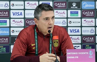 Bất lợi trước Việt Nam ở bán kết, HLV U23 Trung Quốc bất ngờ phàn nàn lên AFC