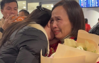 Mẹ Hiểu Minh khóc nức nở khi đón con trai trở về từ U23 Việt Nam