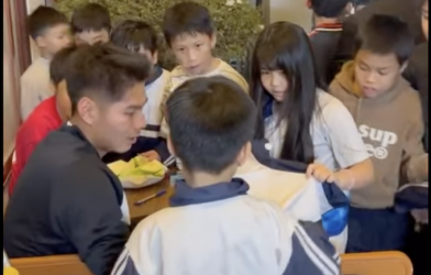 Về nhà dưỡng thương, Hiểu Minh “mỏi tay” ký tặng fan nhí