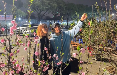 Đỗ Hoàng Hên sắm đào, quất, lên kế hoạch ăn Tết chuẩn Việt Nam