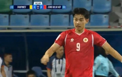 VAR từ chối bàn thắng của Đình Bắc