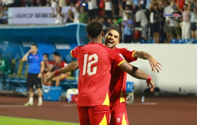 'Cặp bài trùng' Son - Hên ôm nhau thắm thiết ở trận Việt Nam đại thắng Malaysia