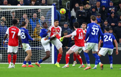 VAR lại gây bão: Arsenal có thực sự đang được ưu ái?