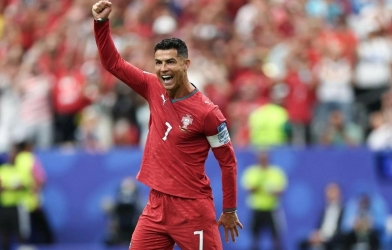 Tin nóng bóng đá chiều 24/6: Ronaldo lập kỳ tích vô tiền khoáng hậu