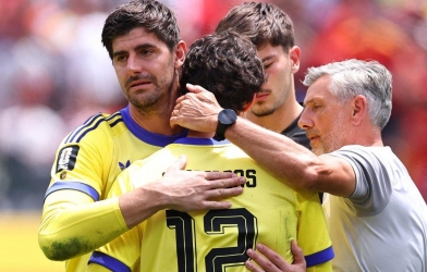Đàn em khóc nức nở vì mắc lỗi, Courtois có hành động đầy ấm áp