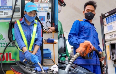 Giá xăng dầu hôm nay 16/7: Đà tăng chững lại giữa muôn sóng gió