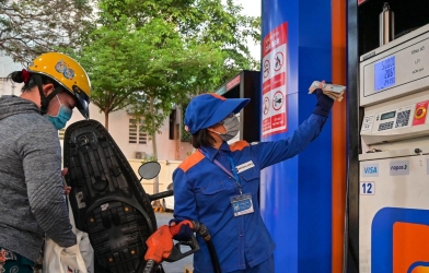 Giá xăng dầu hôm nay 17/7: Dầu lên dầu xuống, biến số bủa vây