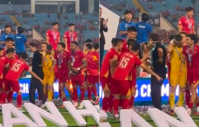 HLV Kim Sang Sik phải 'trả giá' sau màn ăn mừng chức vô địch AFF Cup 2026