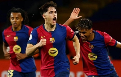Chàng sinh viên của Barca: Sáng đi học, tối đá Champions League