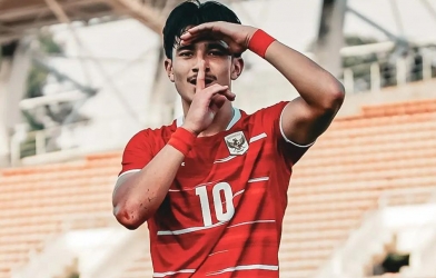 Chê Indonesia 'không biết gì về bóng đá', YouTuber người Úc nhận cái kết đắng