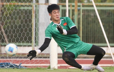 Trở lại V-League, thủ môn ĐT Việt Nam lập tức nhận 'báo động đỏ'