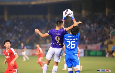 Chùm ảnh: Pha va chạm 'kinh hoàng' của Tuấn Hải khiến Nguyên Mạnh đo ván