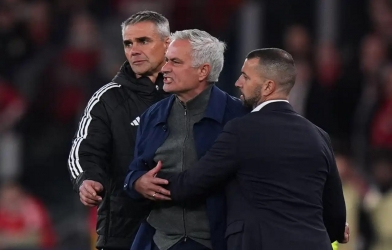 Mourinho trả giá cực đắt khi tái đấu Real Madrid