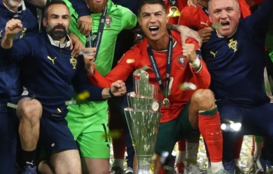 Cristiano Ronaldo vẫn chiếm trọn spotlight dù không ra sân