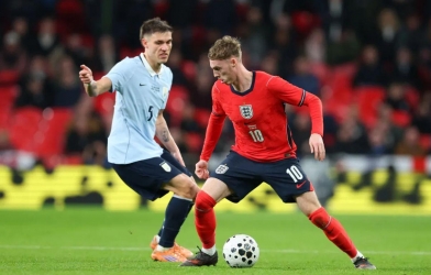 Sao MU gây sốc: nhận 2 thẻ vàng, vẫn không bị truất quyền thi đấu