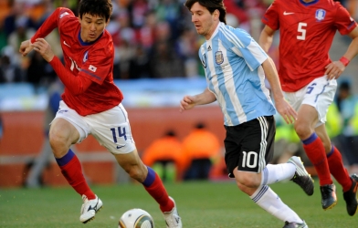 Trợ lý HLV Kim Sang-sik rời ĐT Việt Nam từng đối đầu Messi