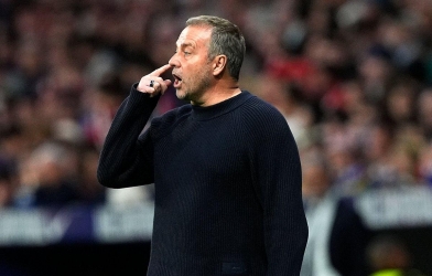 HLV Hansi Flick: 'Đó là penalty và thẻ đỏ, VAR để làm gì?'