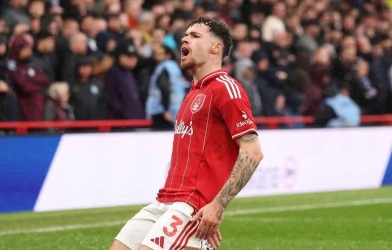 Nottingham Forest gieo sầu Aston Villa, MU hưởng lợi trên BXH