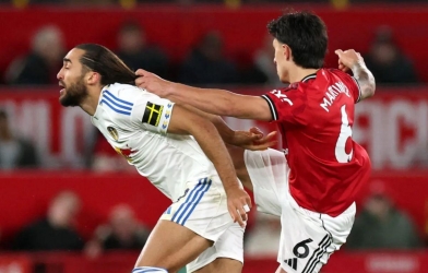 CĐV MU phát hiện chi tiết bất thường trong thẻ đỏ của Martinez