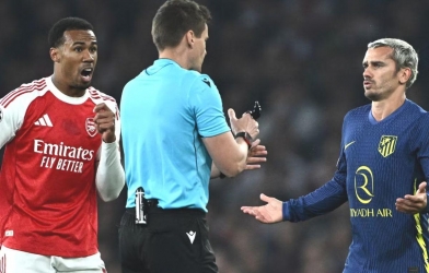 Rõ lý do Arsenal thoát penalty gây tranh cãi trước Atletico