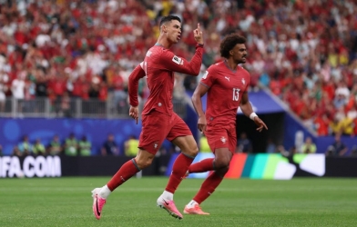 CHÍNH THỨC: Ronaldo lập kỷ lục mà Messi không thể chạm tới