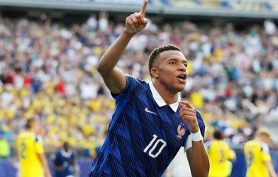 Mbappe khiến World Cup dậy sóng với màn trình diễn lịch sử