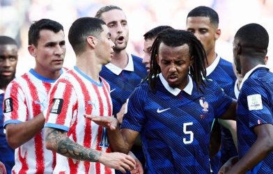 FIFA phạt nặng tuyển Pháp sau trận thắng Paraguay