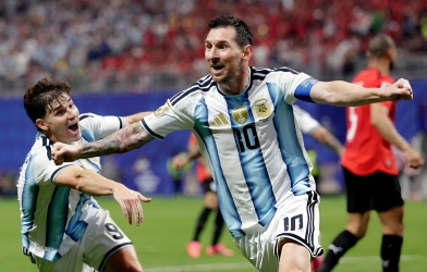 Messi chuộc lỗi, Argentina tạo màn ngược dòng điên rồ vào tứ kết