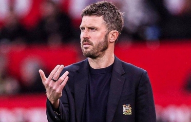 HLV Carrick chỉ trích trọng tài khi MU thua 10 người của Man City