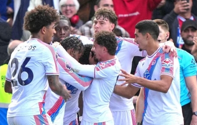 Everton đánh rơi chiến thắng, Crystal Palace ngược dòng hạ Fores