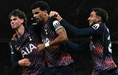 Vừa hòa MU, Tottenham cùng HLV trưởng lập tức rời nước Anh