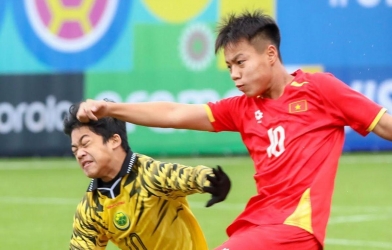 CĐV ĐNÁ phản ứng mạnh khi Việt Nam sút hỏng penalty, thua 3-4 ở World Cup