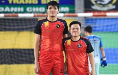 Phát bóng như 'dội bom', người 'khổng lồ' 2m02 khiến cả hội làng miền Bắc như bùng nổ