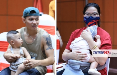 Những khán giả đặc biệt tại NTĐ Tây Hồ: Con gái 6 tháng tuổi đến cổ vũ bố