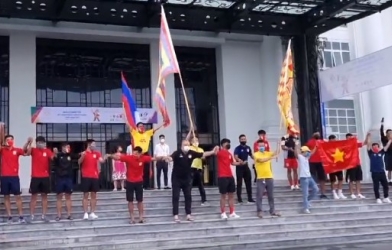 VIDEO: HLV Lào đi tông Lào, trực tiếp cảm ơn tình yêu của CĐV Nam Định