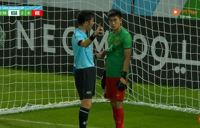 Thủ môn bất đắc dĩ của U23 Việt Nam chia sẻ thật lòng về trọng tài
