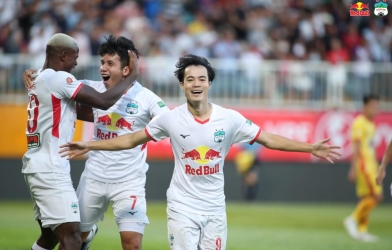 Văn Toàn rực sáng, HAGL ẵm 'hattrick' giải thưởng cao quý