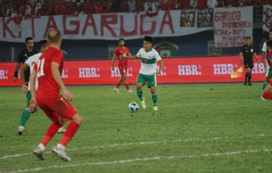Indonesia nguy cơ 'vỡ mộng' Asian Cup, CĐV tung 'mưa gạch đá'