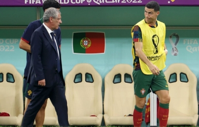 HLV Bồ Đào Nha bỏ ngỏ khả năng tiếp tục 'ngó lơ' Ronaldo