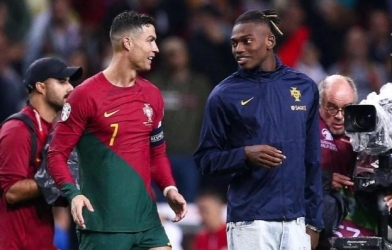 CĐV MU 'dậy sóng' vì hành động của đồng đội Ronaldo