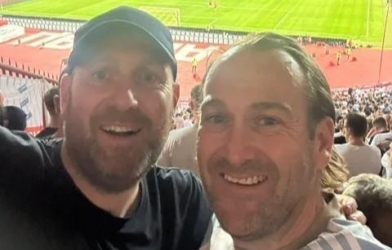 Hai CĐV lên kế hoạch 'gần 4 cây vàng' để cổ vũ ĐT Anh