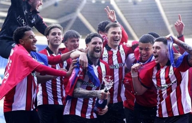 Đội bóng Anh thăng hạng sau 65 năm chờ đợi