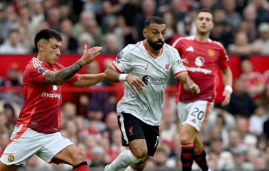 Liverpool đảo chiều lịch sử tại Old Trafford, thách thức Manchester United trong cuộc đua cuối mùa