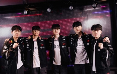 T1 hạ gục KT Rolster 2-0 theo phong cách “rạp xiếc”, T1 áp sát top 1