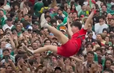 CĐV Hàn Quốc bị 'cuốn' vào biển người Mexico: Tình bạn World Cup khép lại bằng trận cầu nghẹt thở
