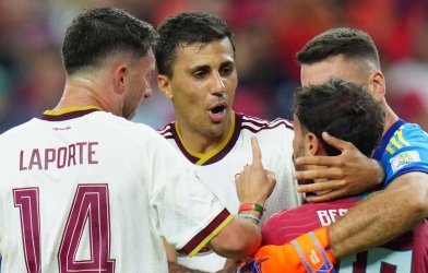Rodri xin lỗi Bernardo Silva sau hành động gây tranh cãi ở đại chiến Tây Ban Nha - Bồ Đào Nha